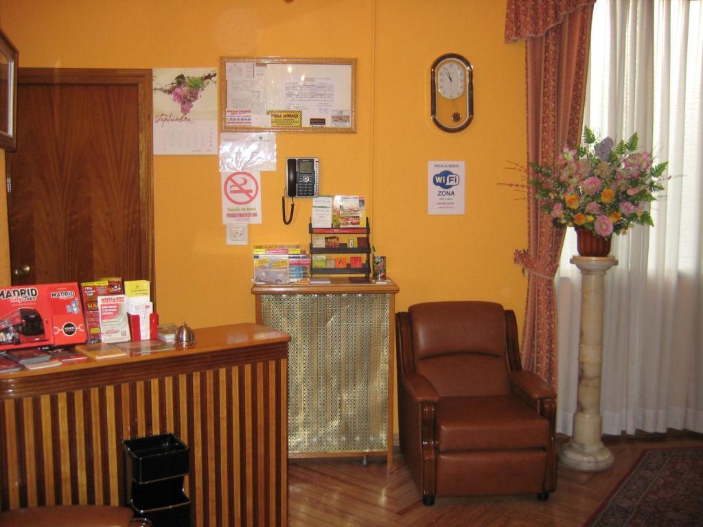 Hostal La Selecta Madrid Exterior foto